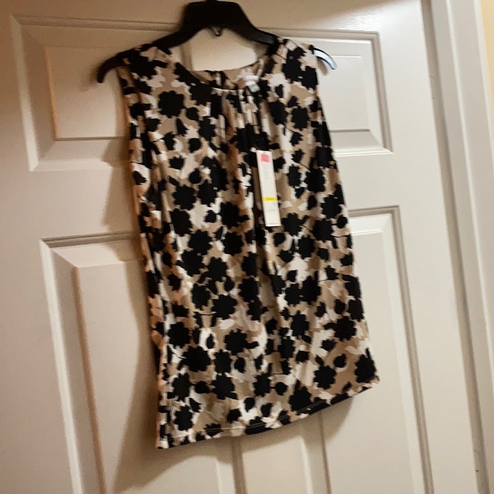 It’s Calvin Klein. Size medium. Color is black and brown.